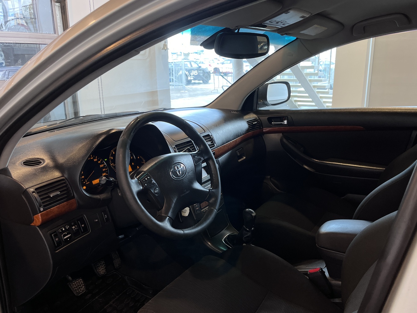 TOYOTA AVENSIS