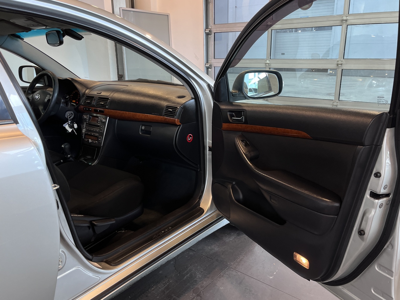 TOYOTA AVENSIS