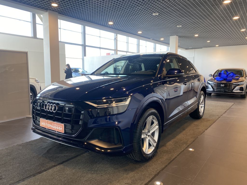 AUDI Q8