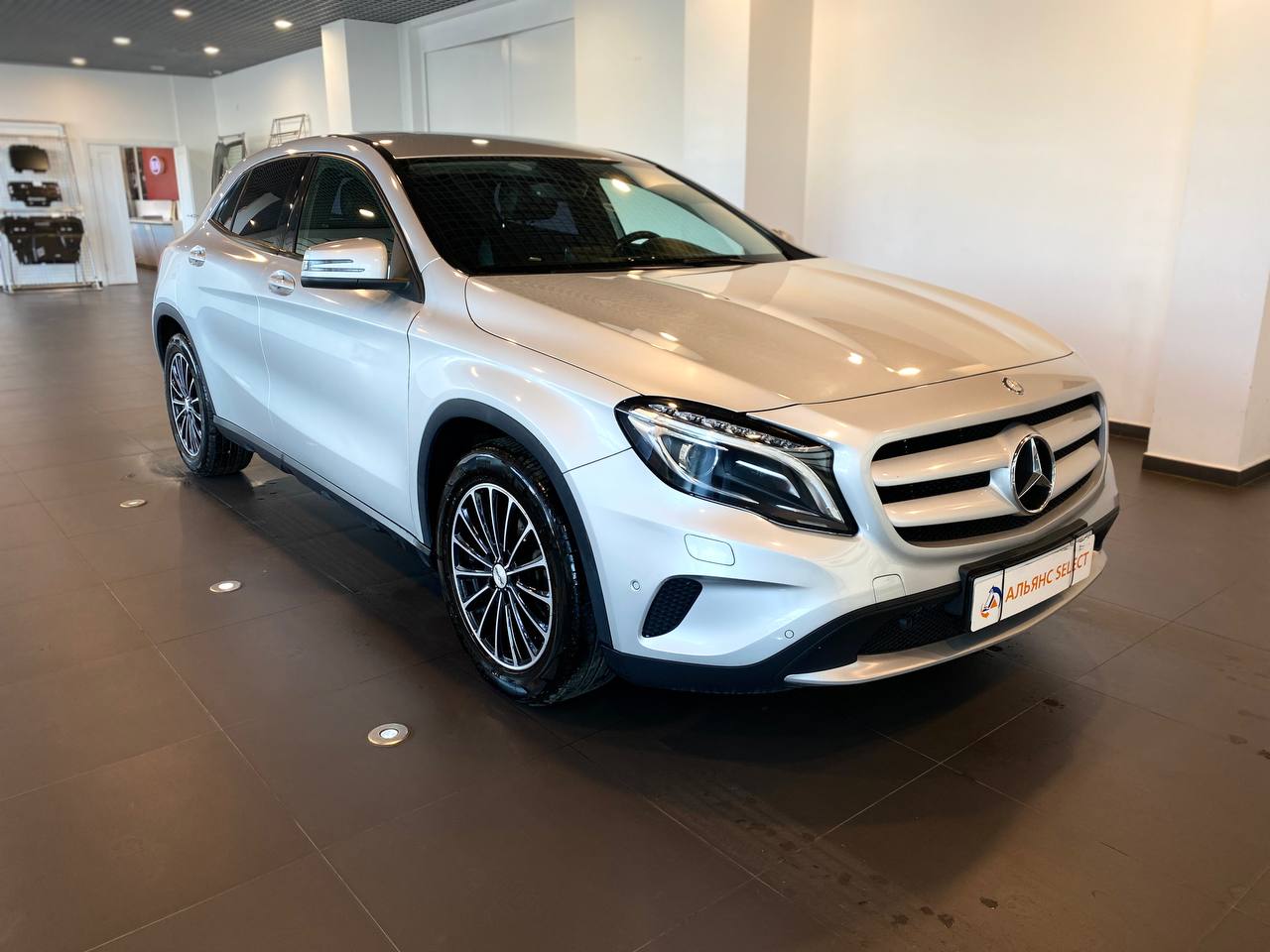 MERCEDES-BENZ GLA
