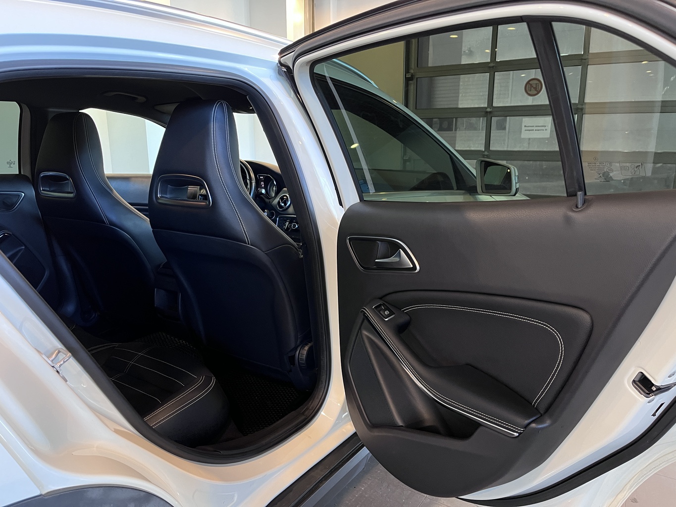 MERCEDES-BENZ GLA