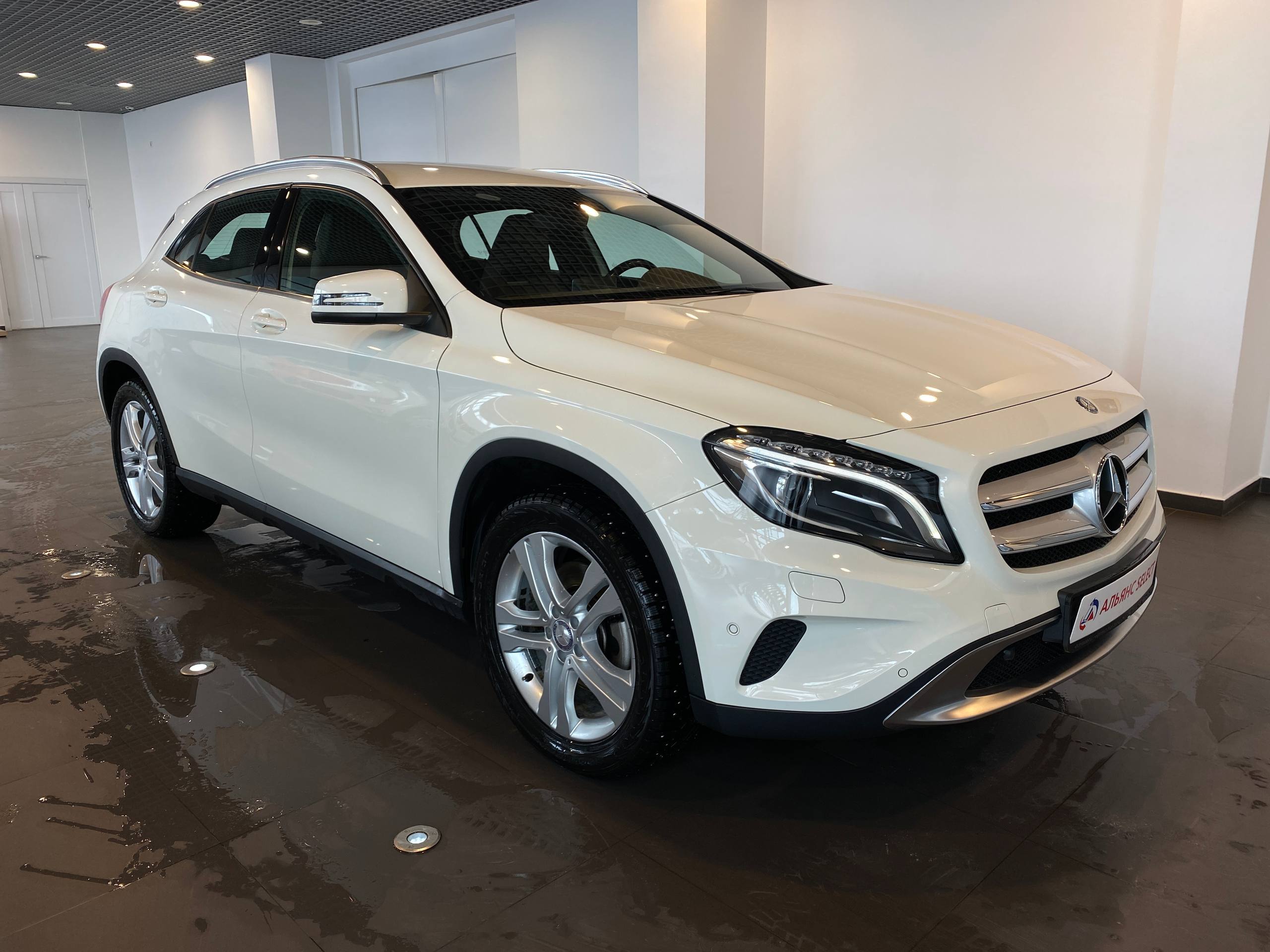 MERCEDES-BENZ GLA