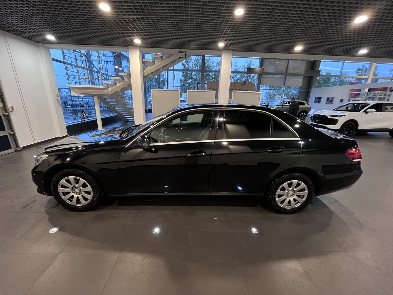 MERCEDES-BENZ E
