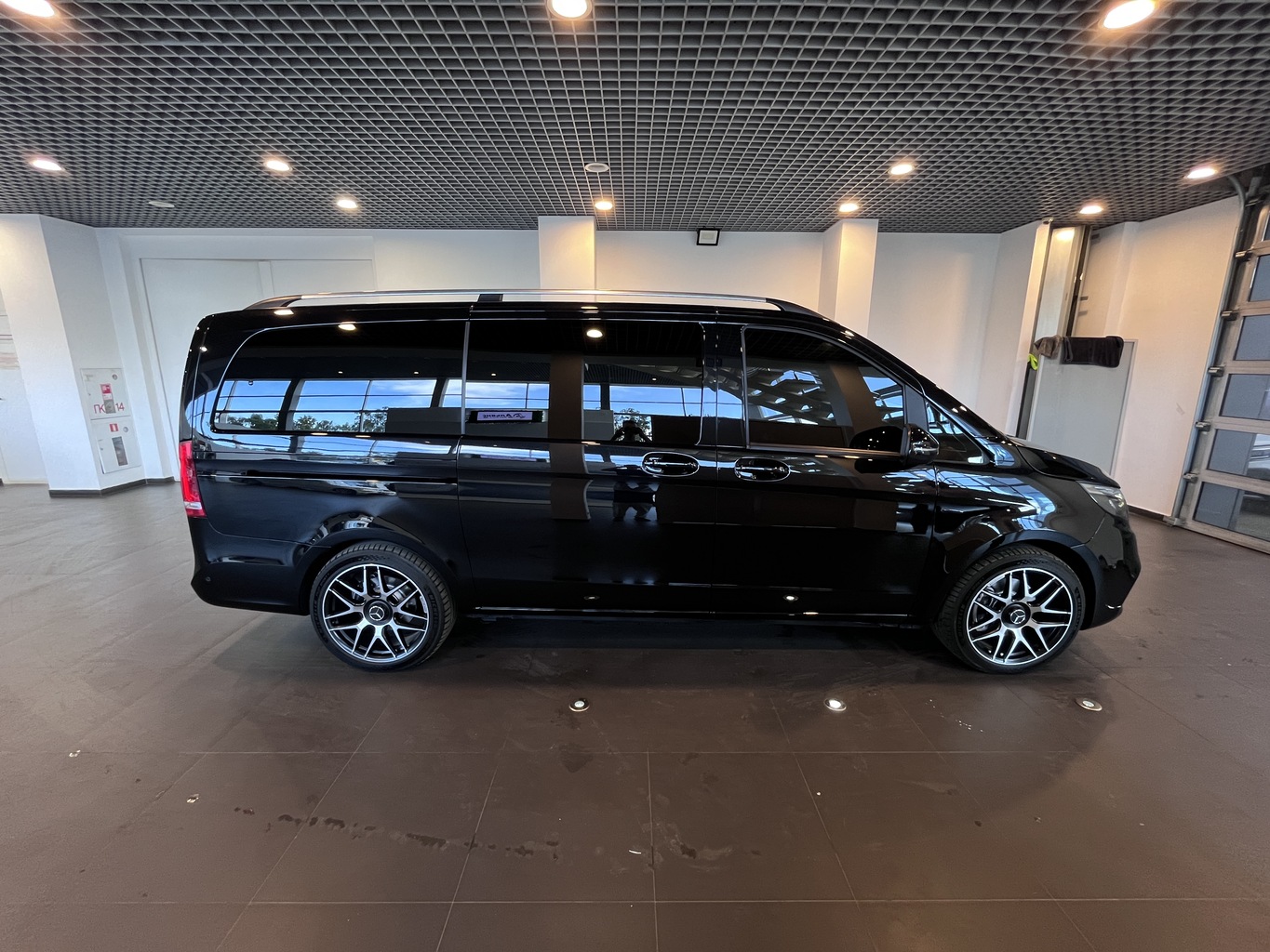 MERCEDES-BENZ V250