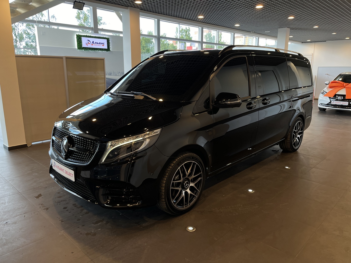 MERCEDES-BENZ V250