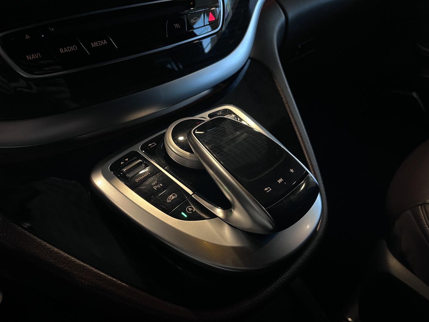 MERCEDES-BENZ V250