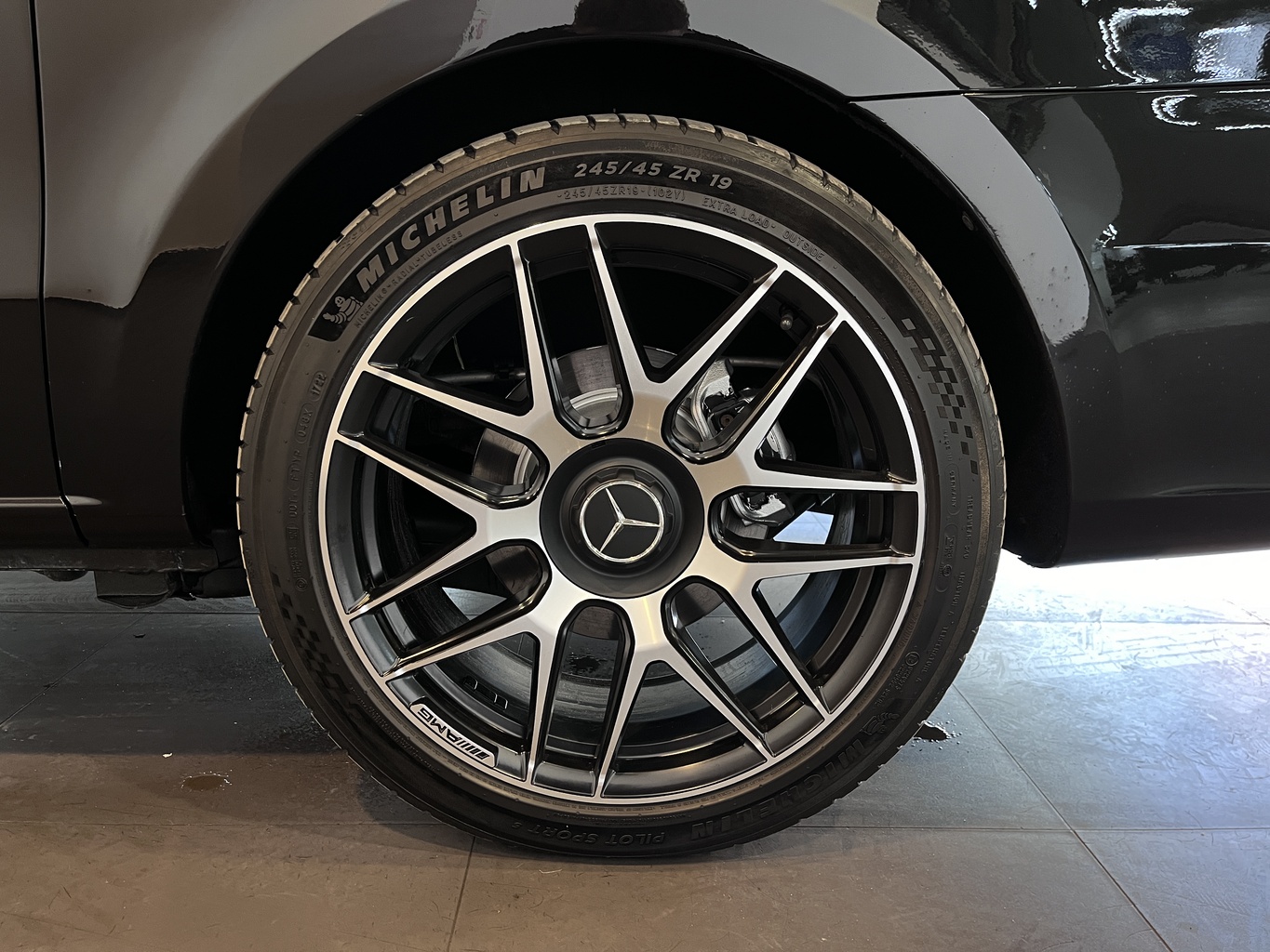 MERCEDES-BENZ V250