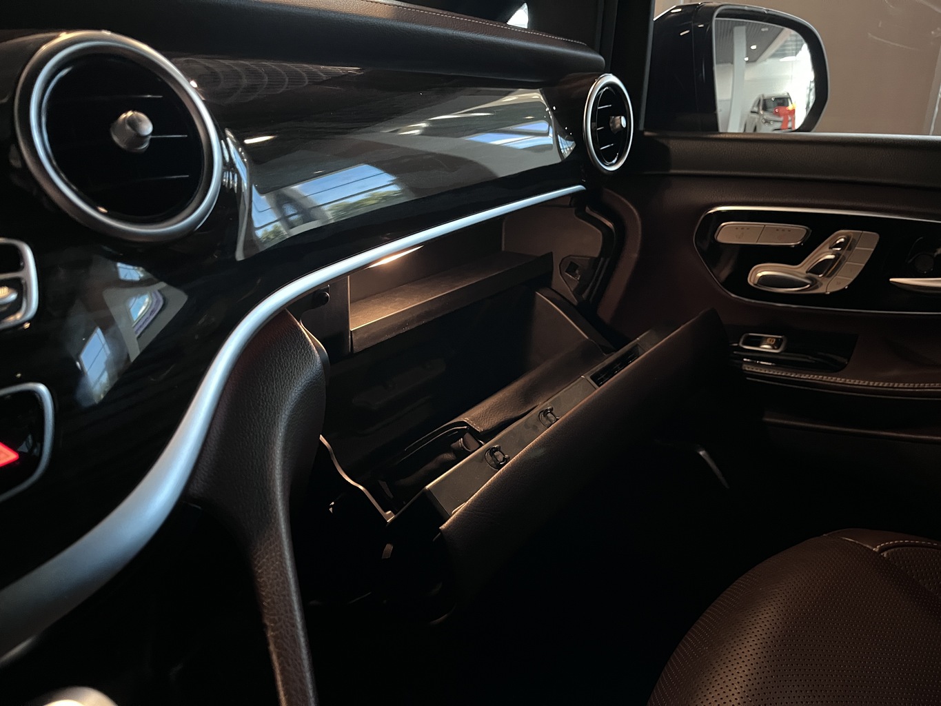 MERCEDES-BENZ V250