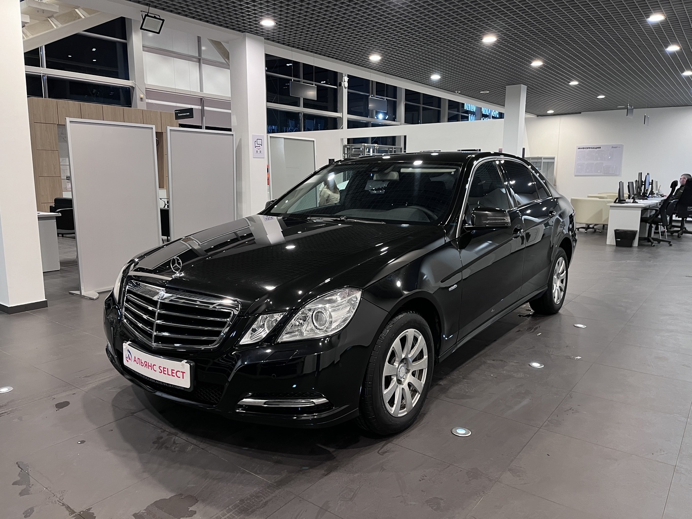 MERCEDES-BENZ E