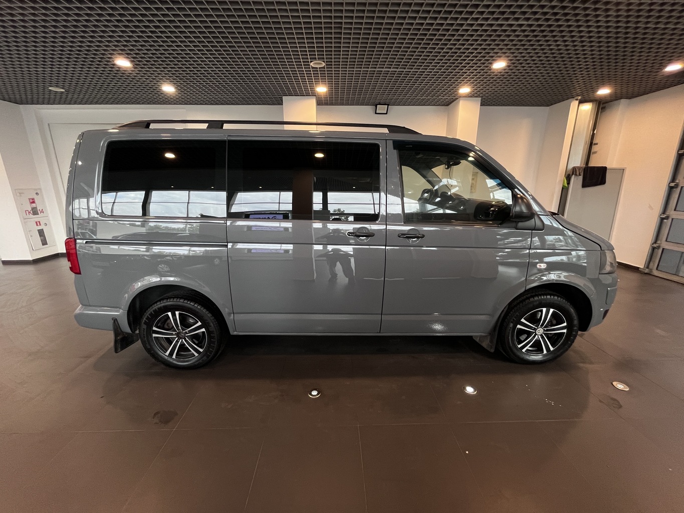 VOLKSWAGEN CARAVELLE