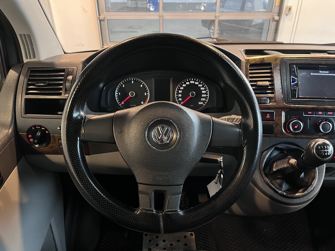 VOLKSWAGEN CARAVELLE
