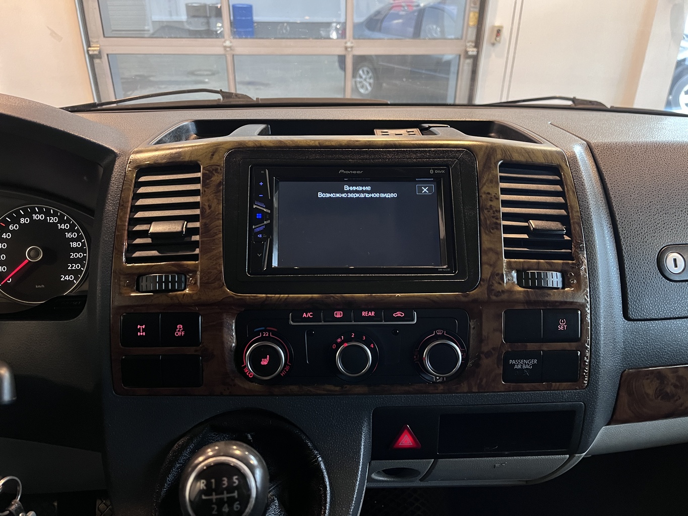 VOLKSWAGEN CARAVELLE