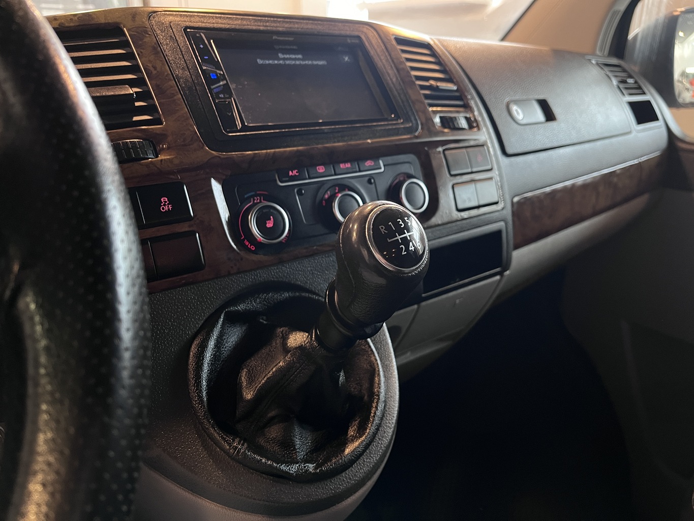 VOLKSWAGEN CARAVELLE
