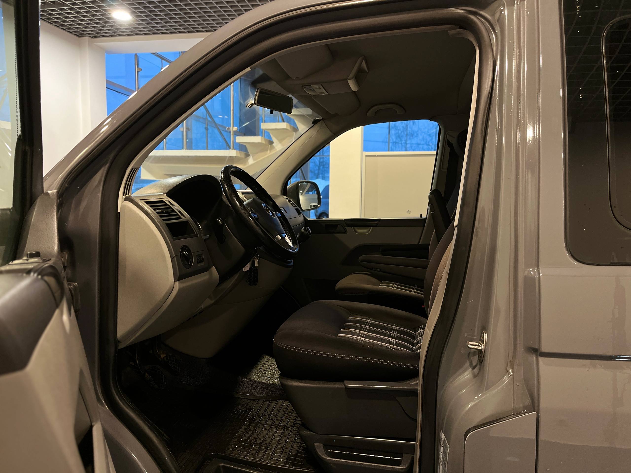 VOLKSWAGEN CARAVELLE