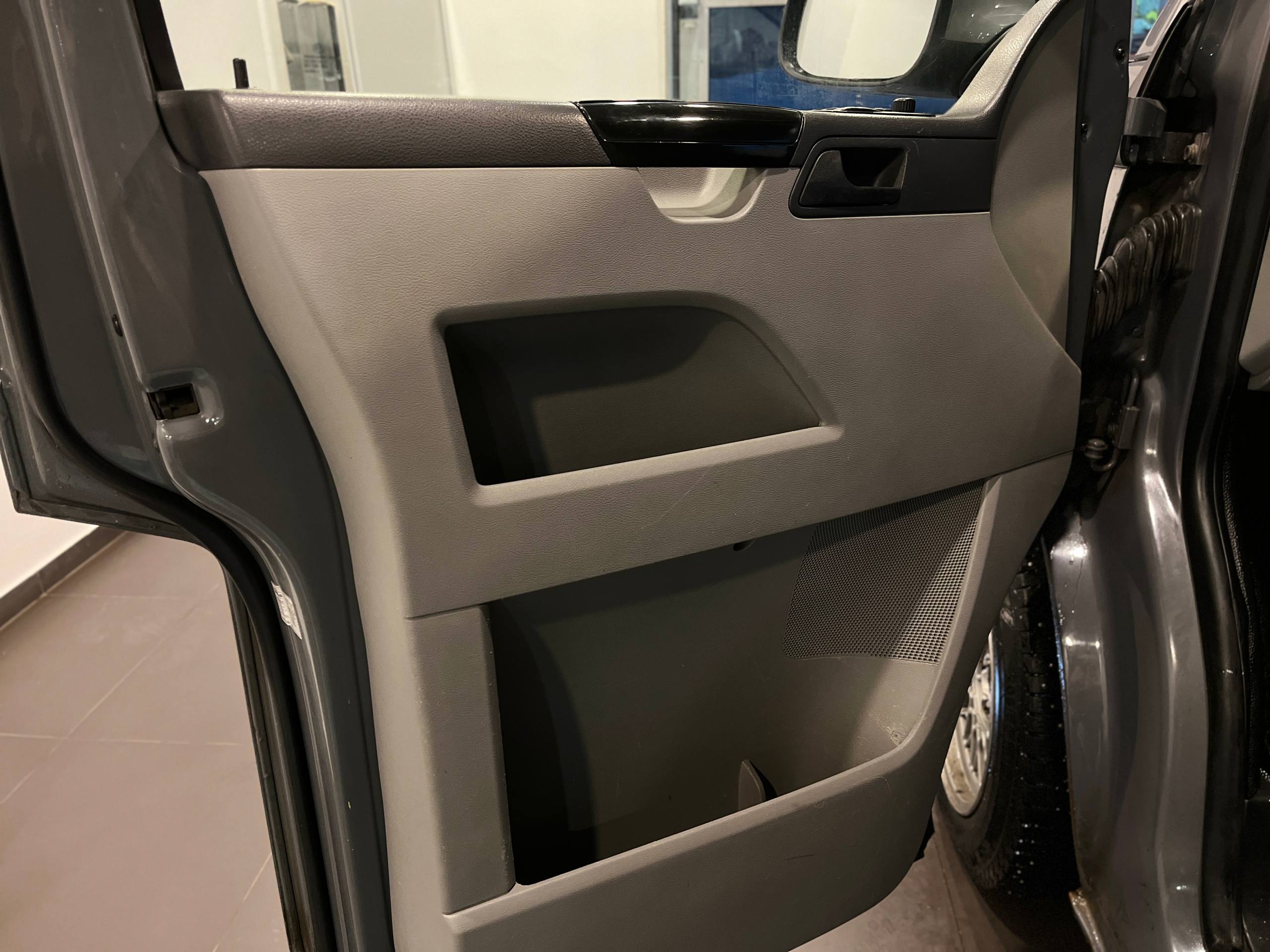 VOLKSWAGEN CARAVELLE