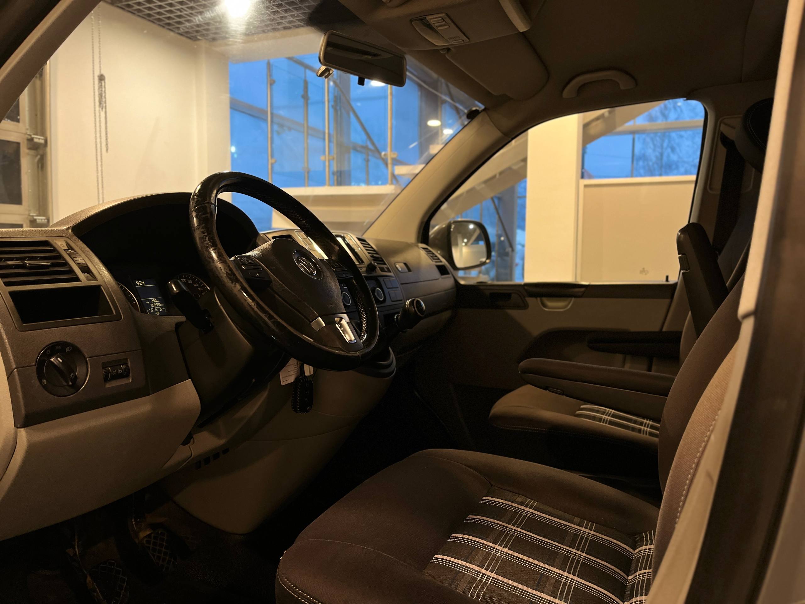 VOLKSWAGEN CARAVELLE