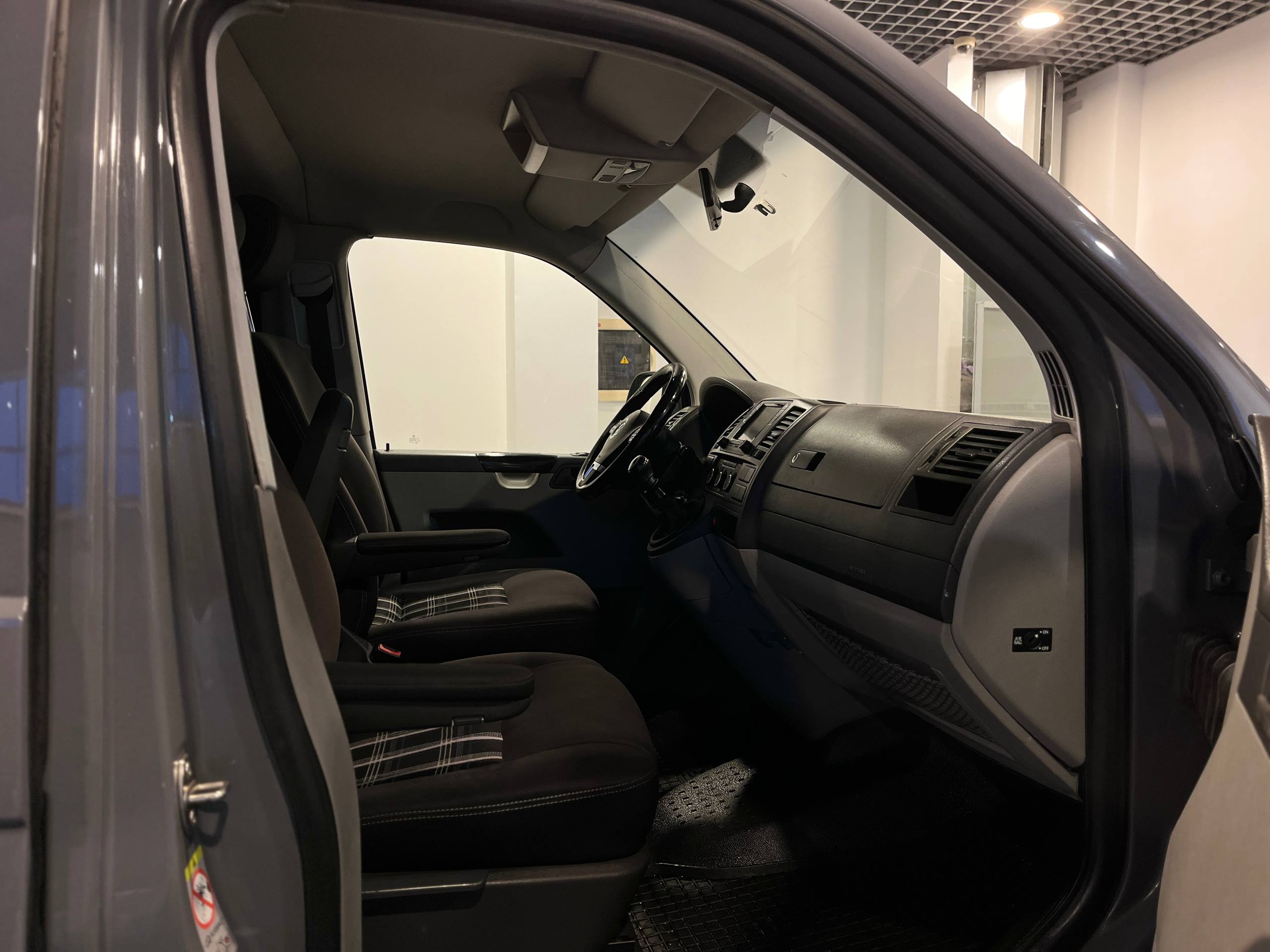 VOLKSWAGEN CARAVELLE