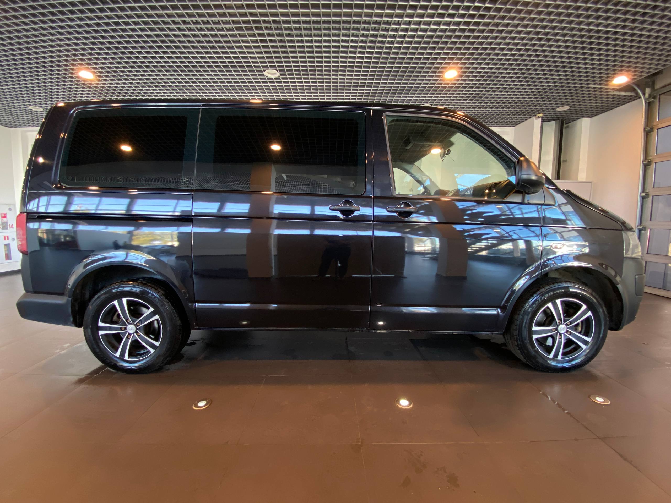 VOLKSWAGEN CARAVELLE