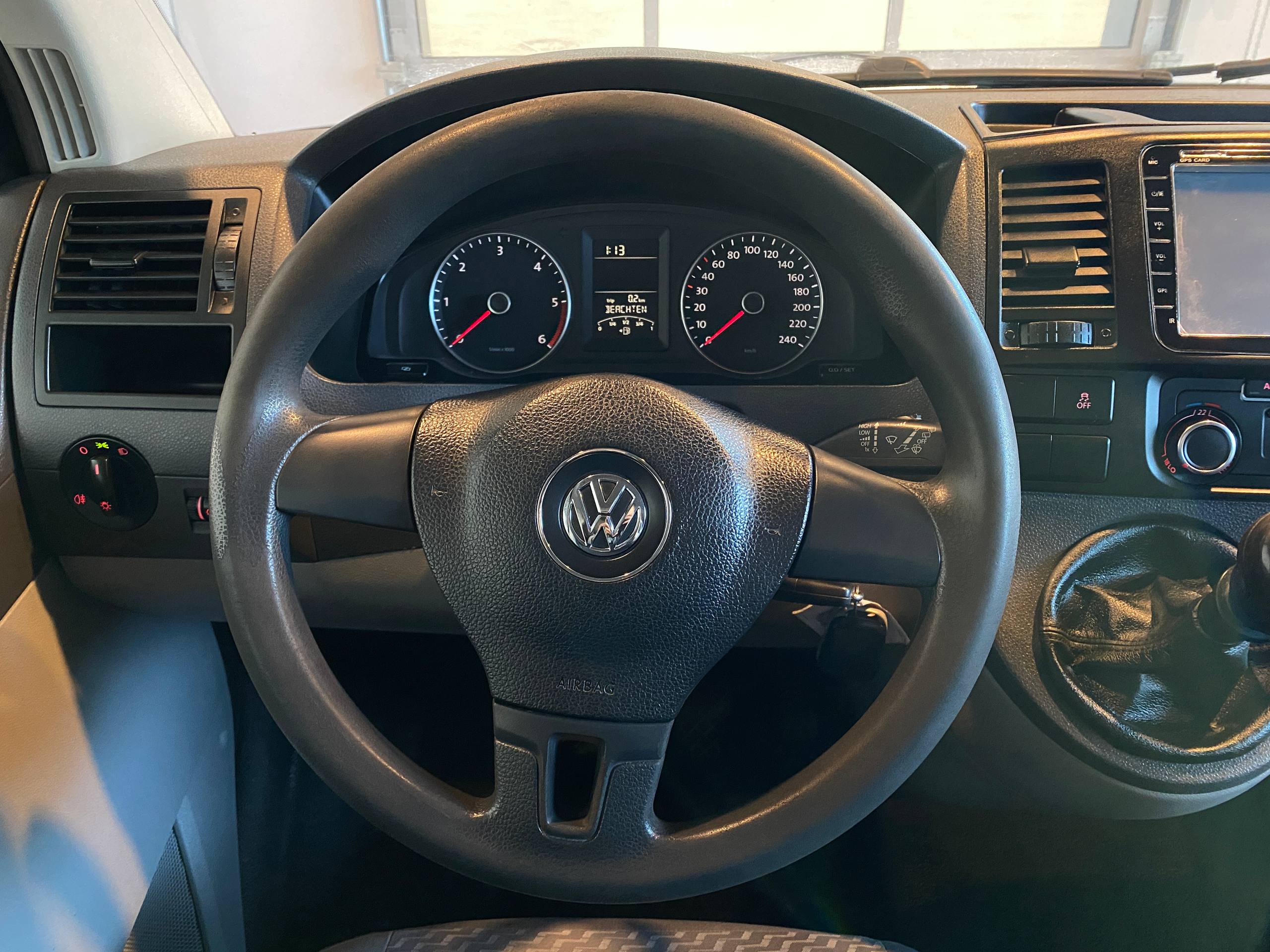 VOLKSWAGEN CARAVELLE