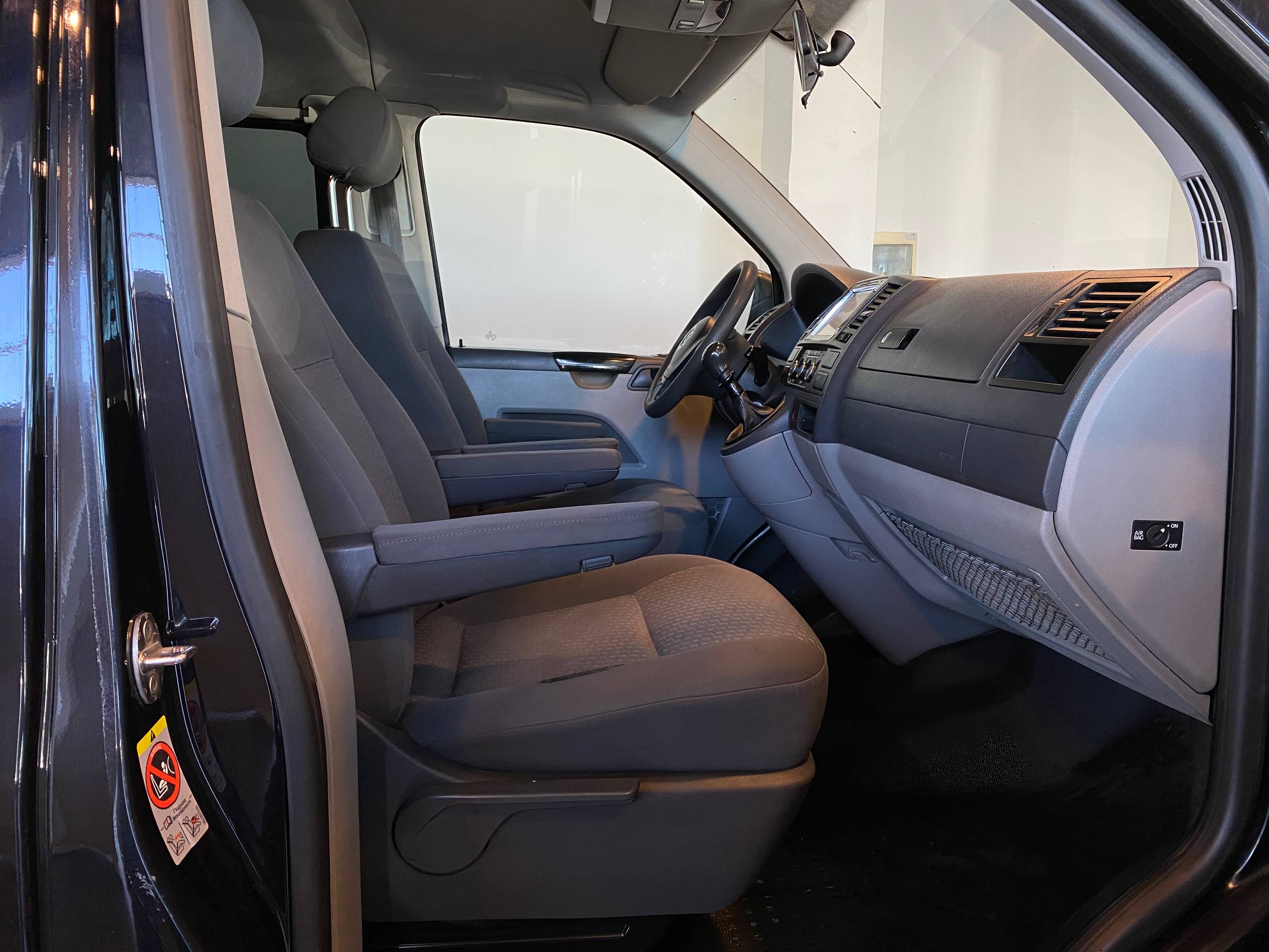 VOLKSWAGEN CARAVELLE