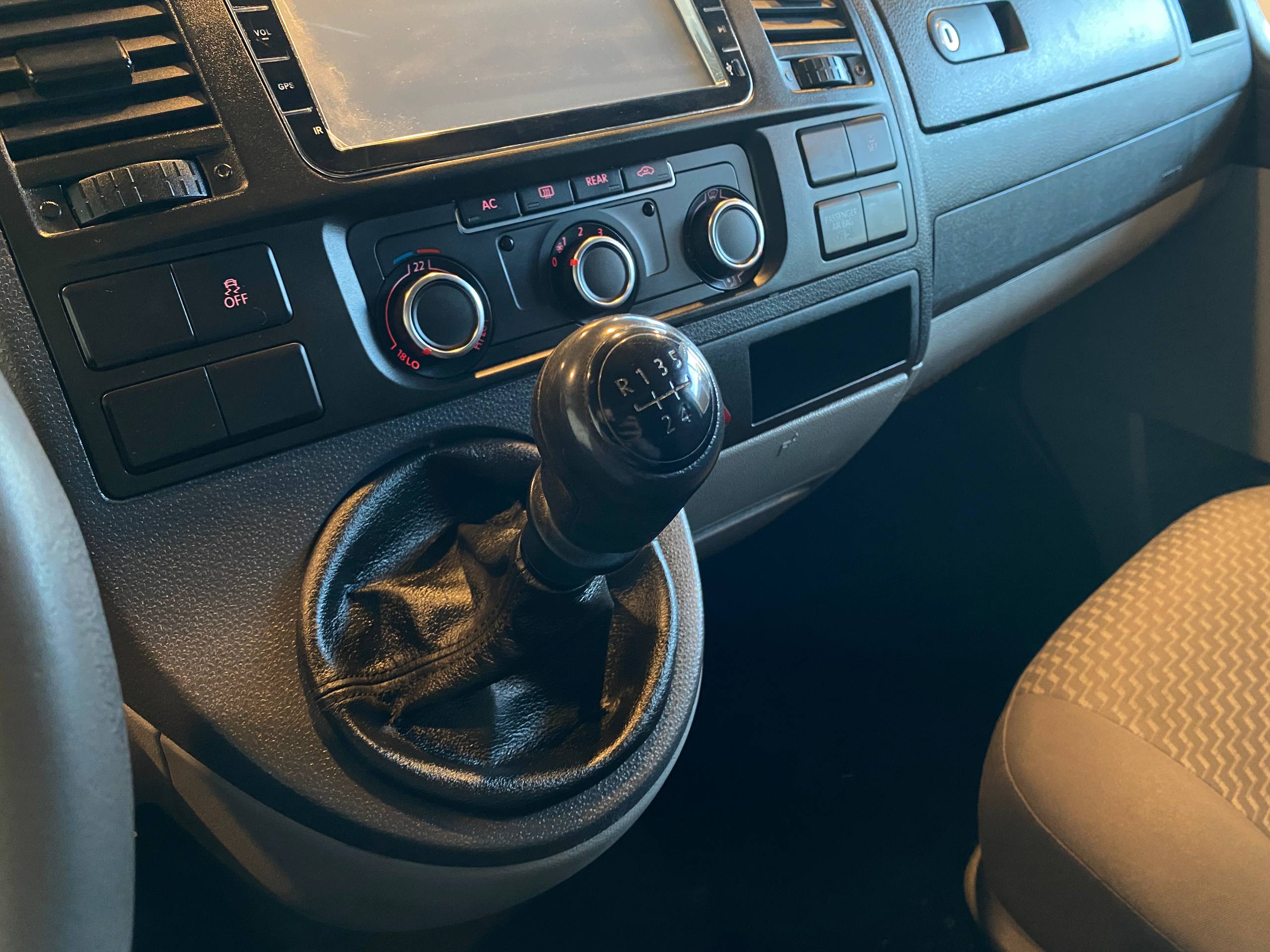 VOLKSWAGEN CARAVELLE