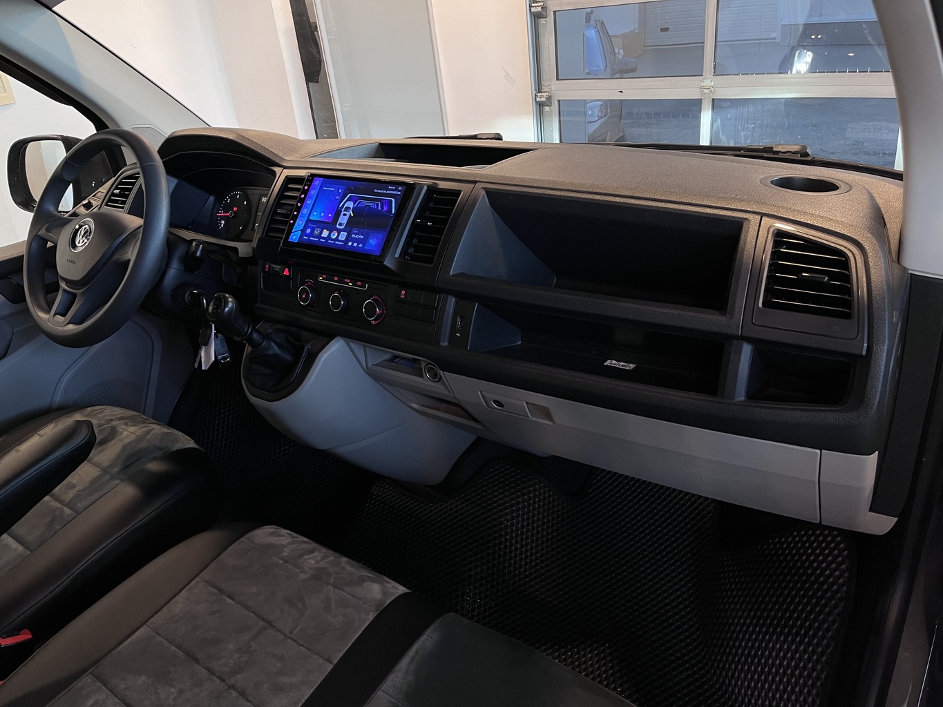 VOLKSWAGEN CARAVELLE