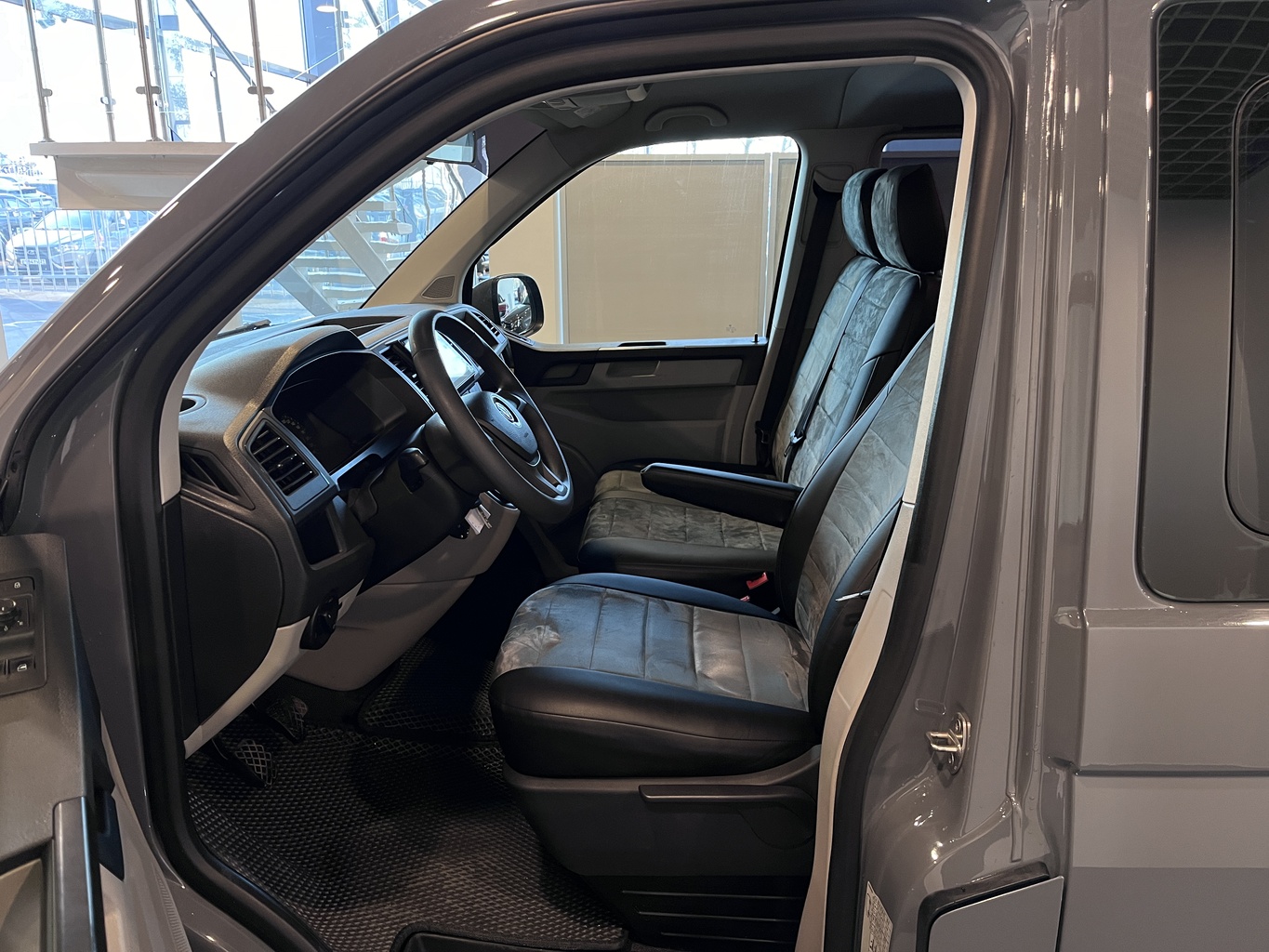 VOLKSWAGEN CARAVELLE