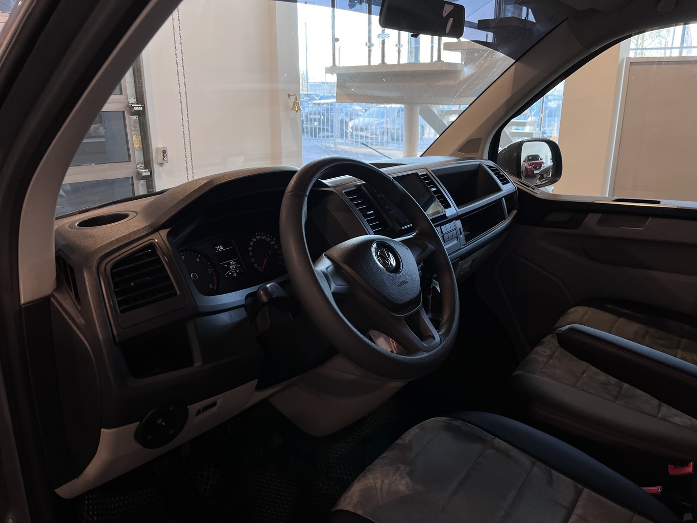 VOLKSWAGEN CARAVELLE