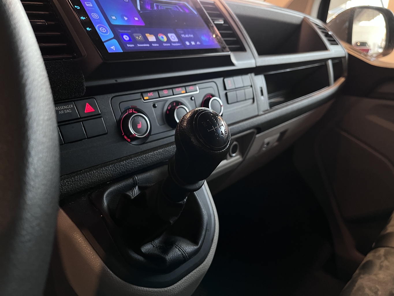 VOLKSWAGEN CARAVELLE