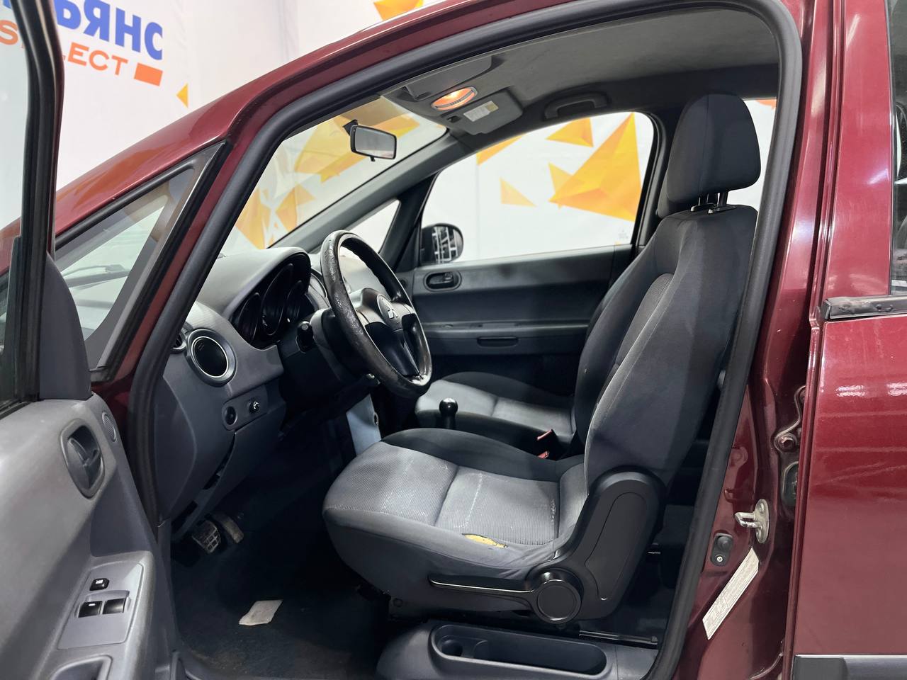 MITSUBISHI COLT