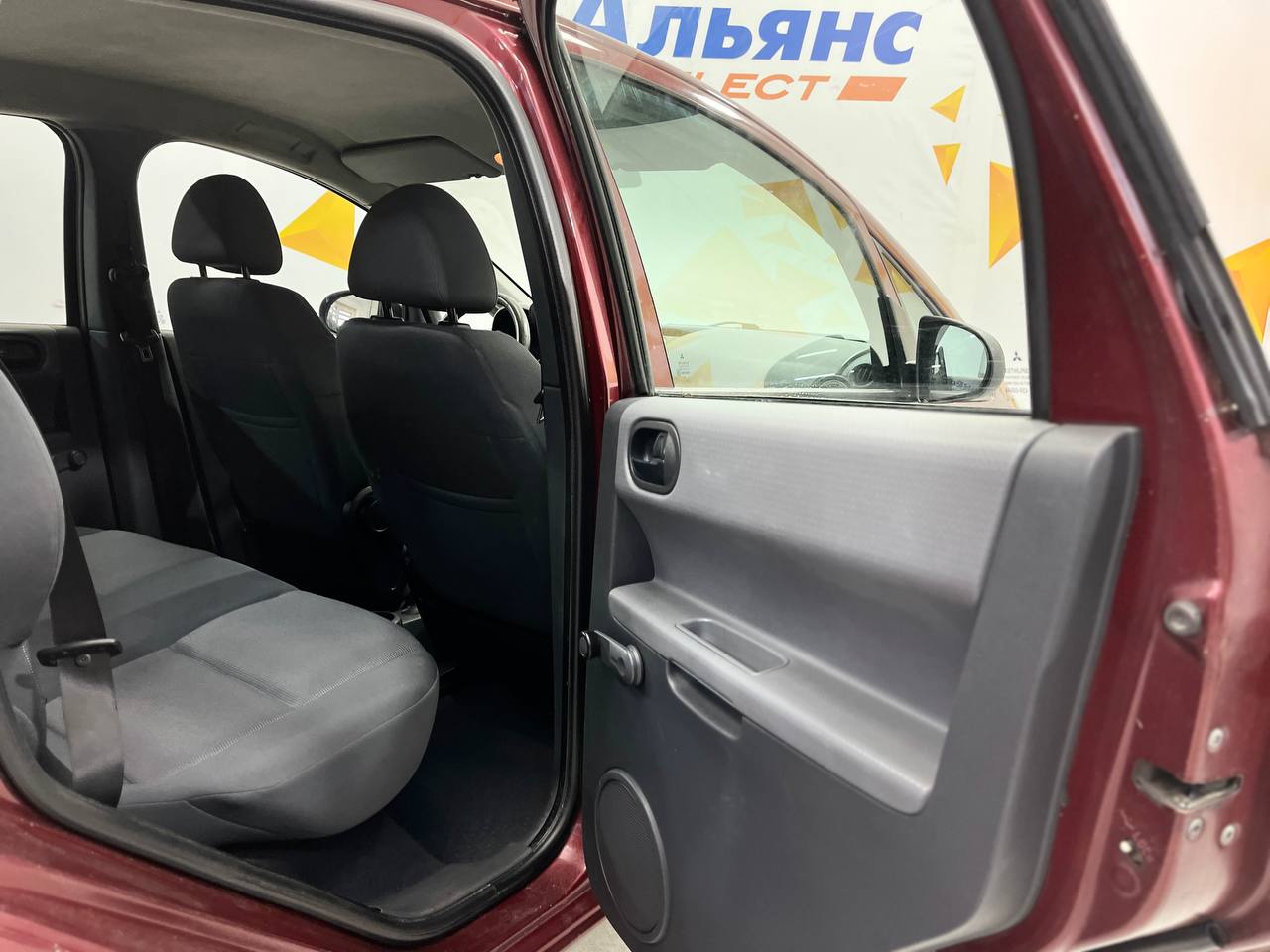 MITSUBISHI COLT