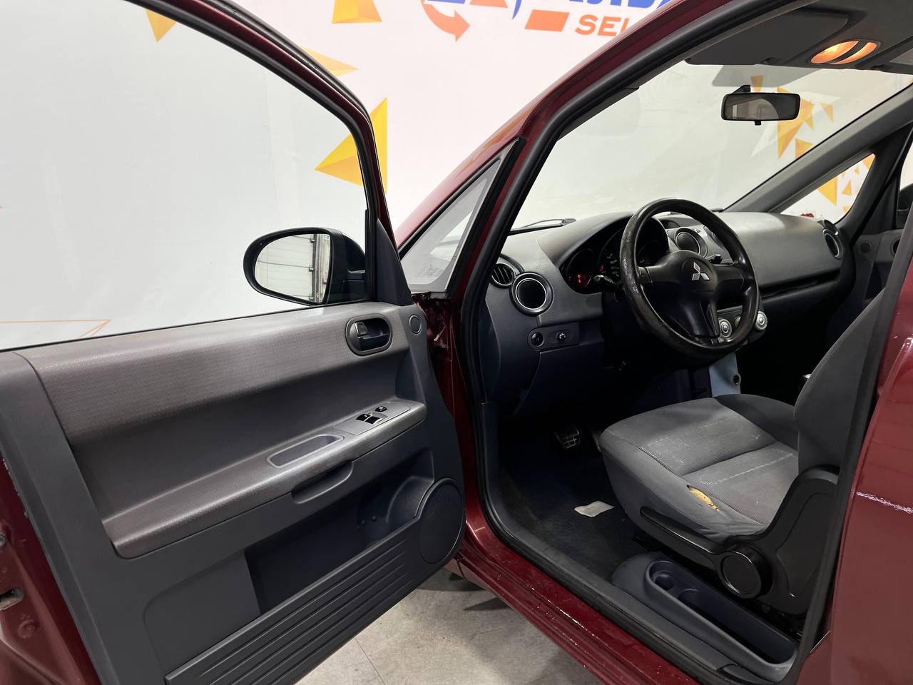 MITSUBISHI COLT