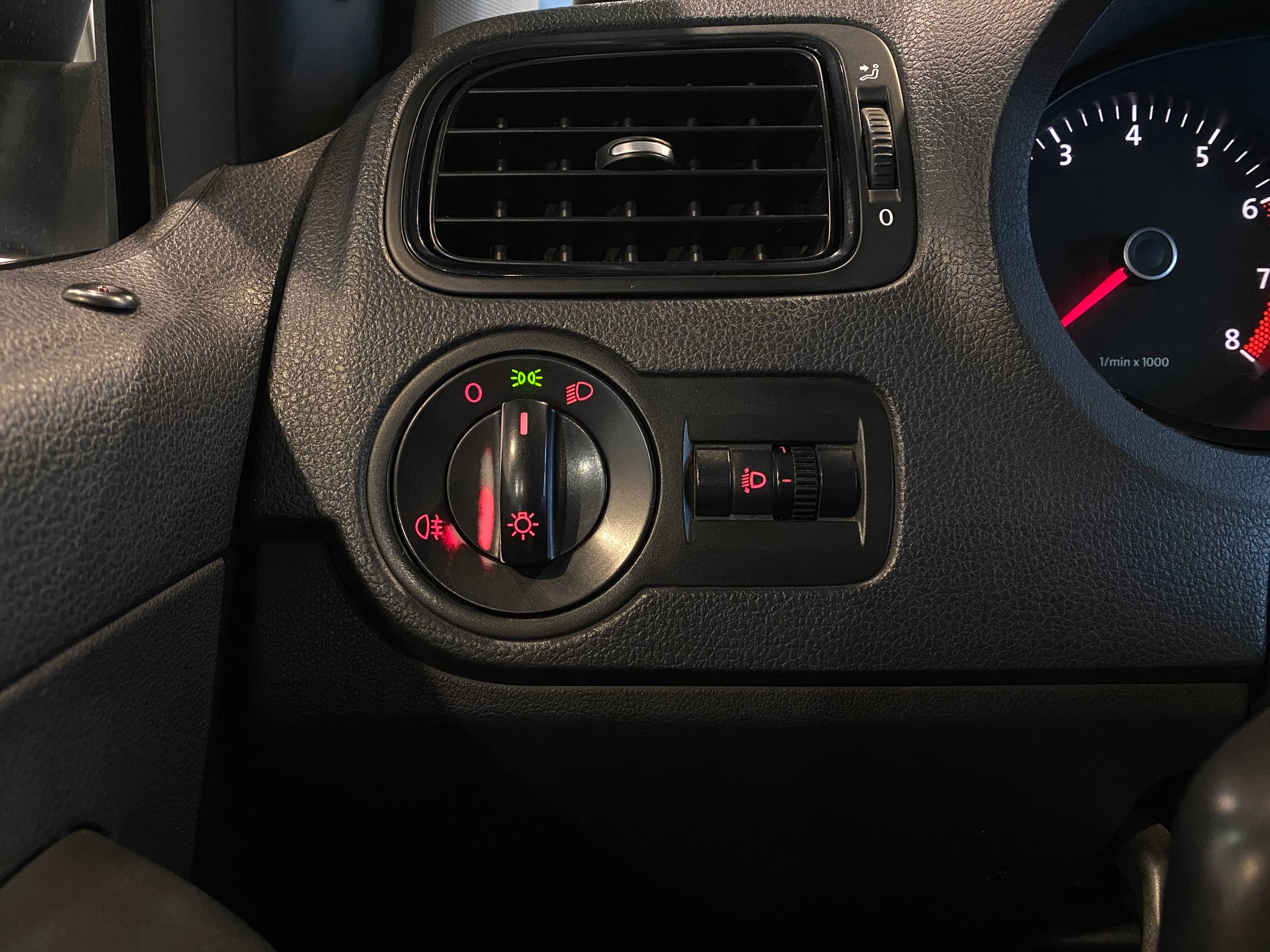 VOLKSWAGEN POLO