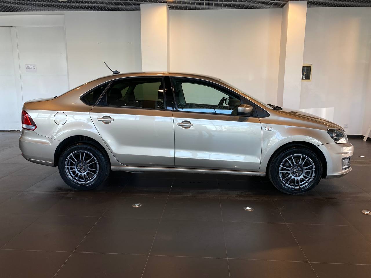 VOLKSWAGEN POLO