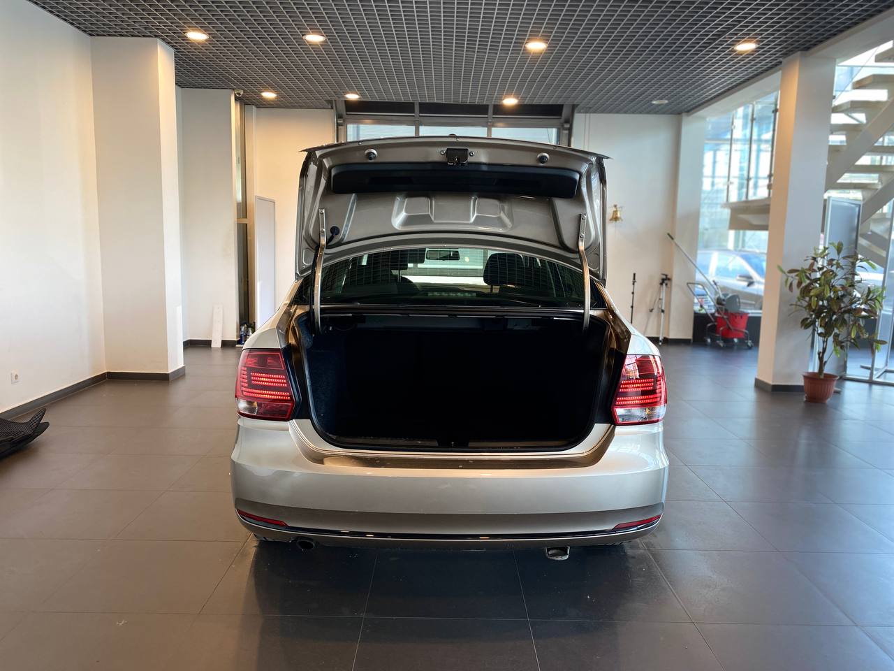 VOLKSWAGEN POLO