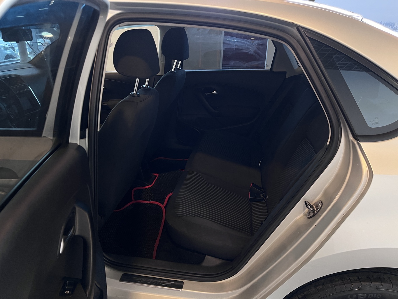 VOLKSWAGEN POLO