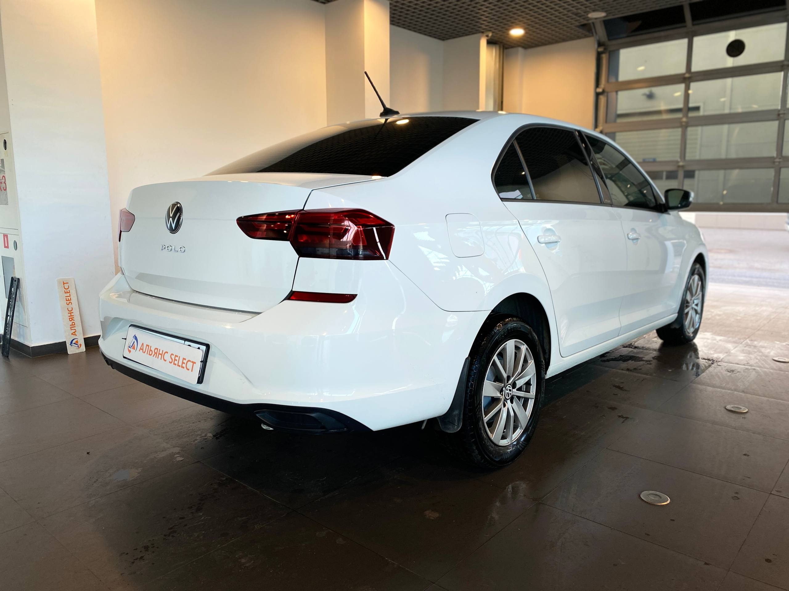 VOLKSWAGEN POLO