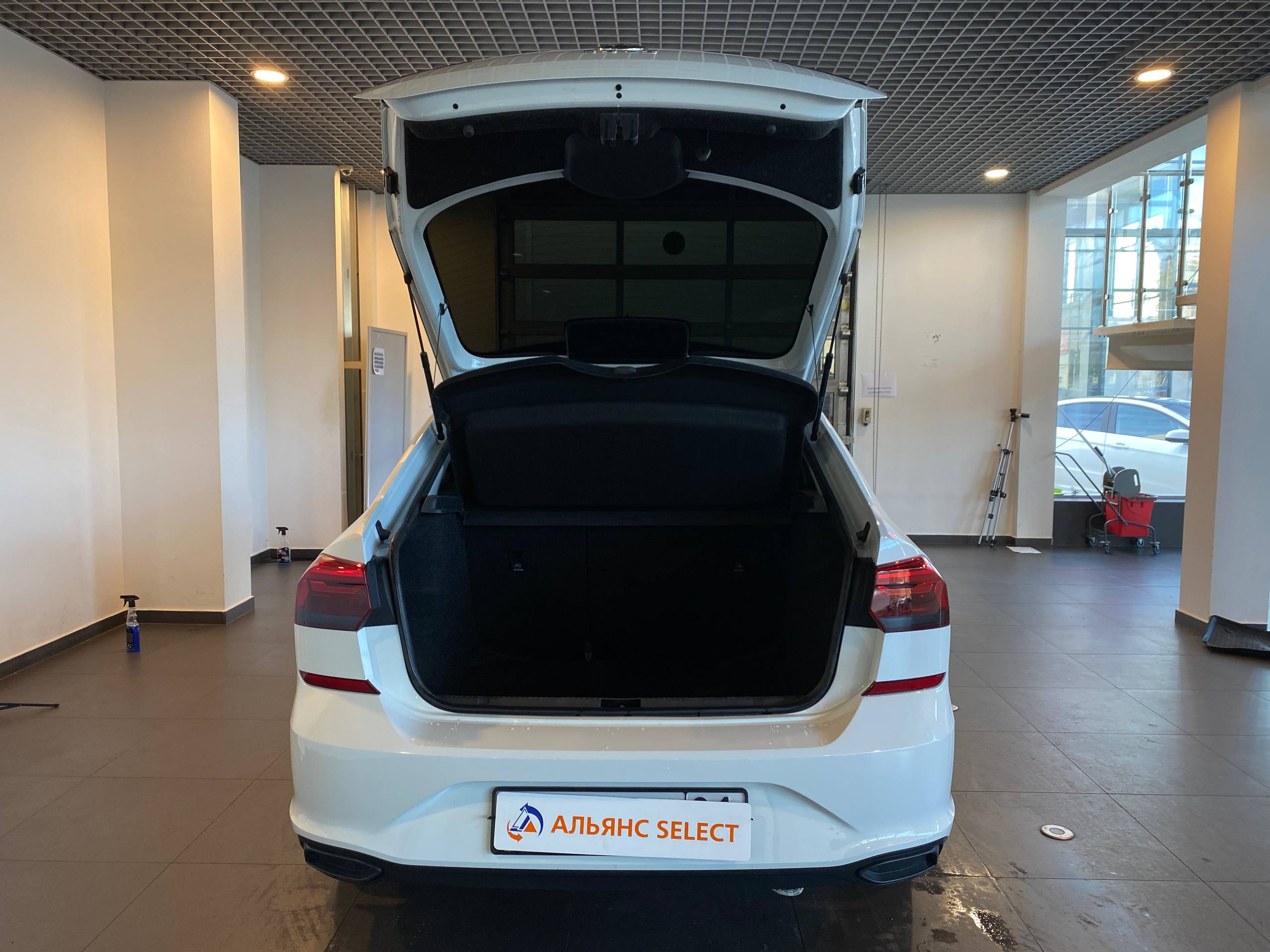 VOLKSWAGEN POLO