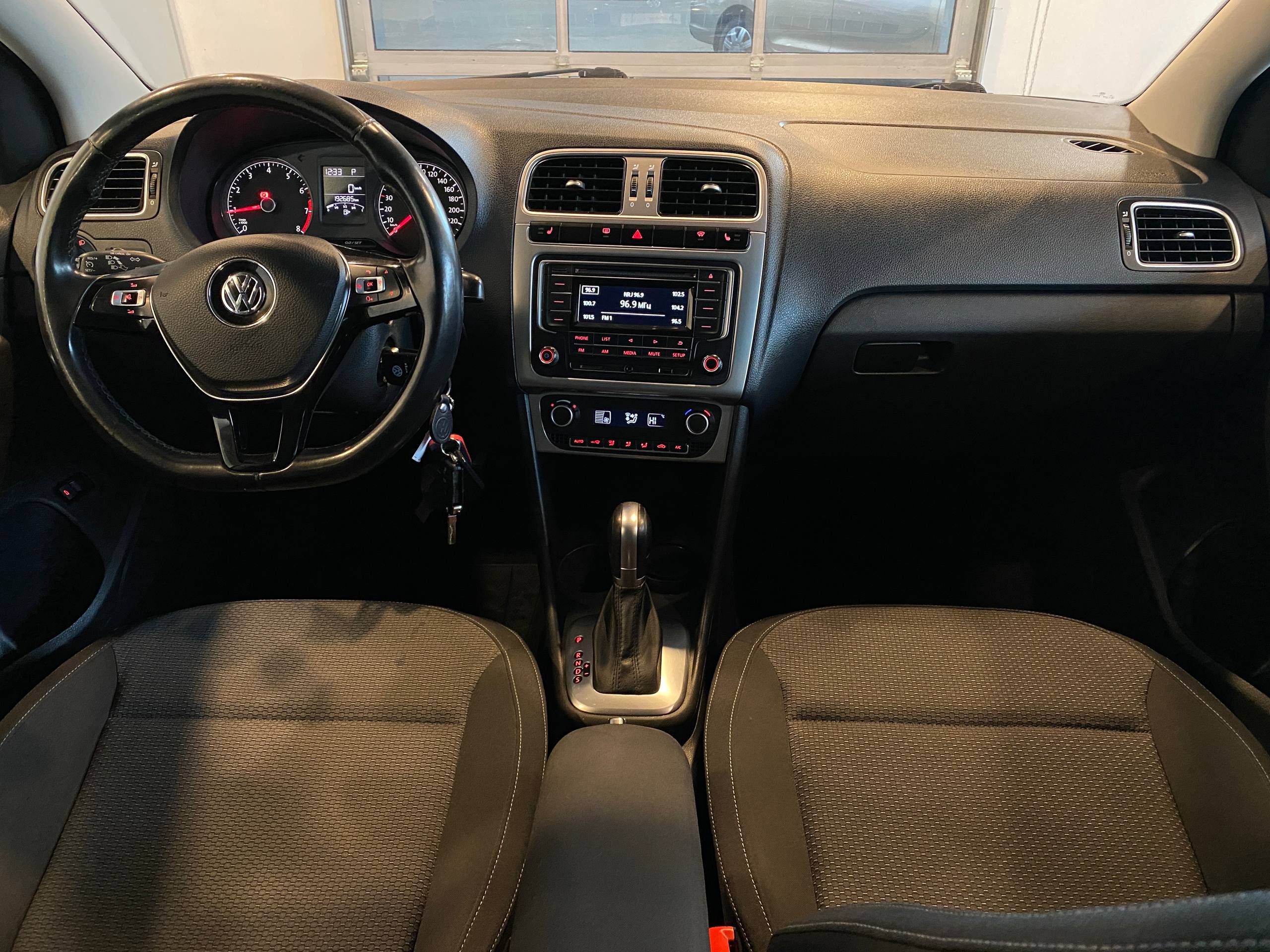 VOLKSWAGEN POLO