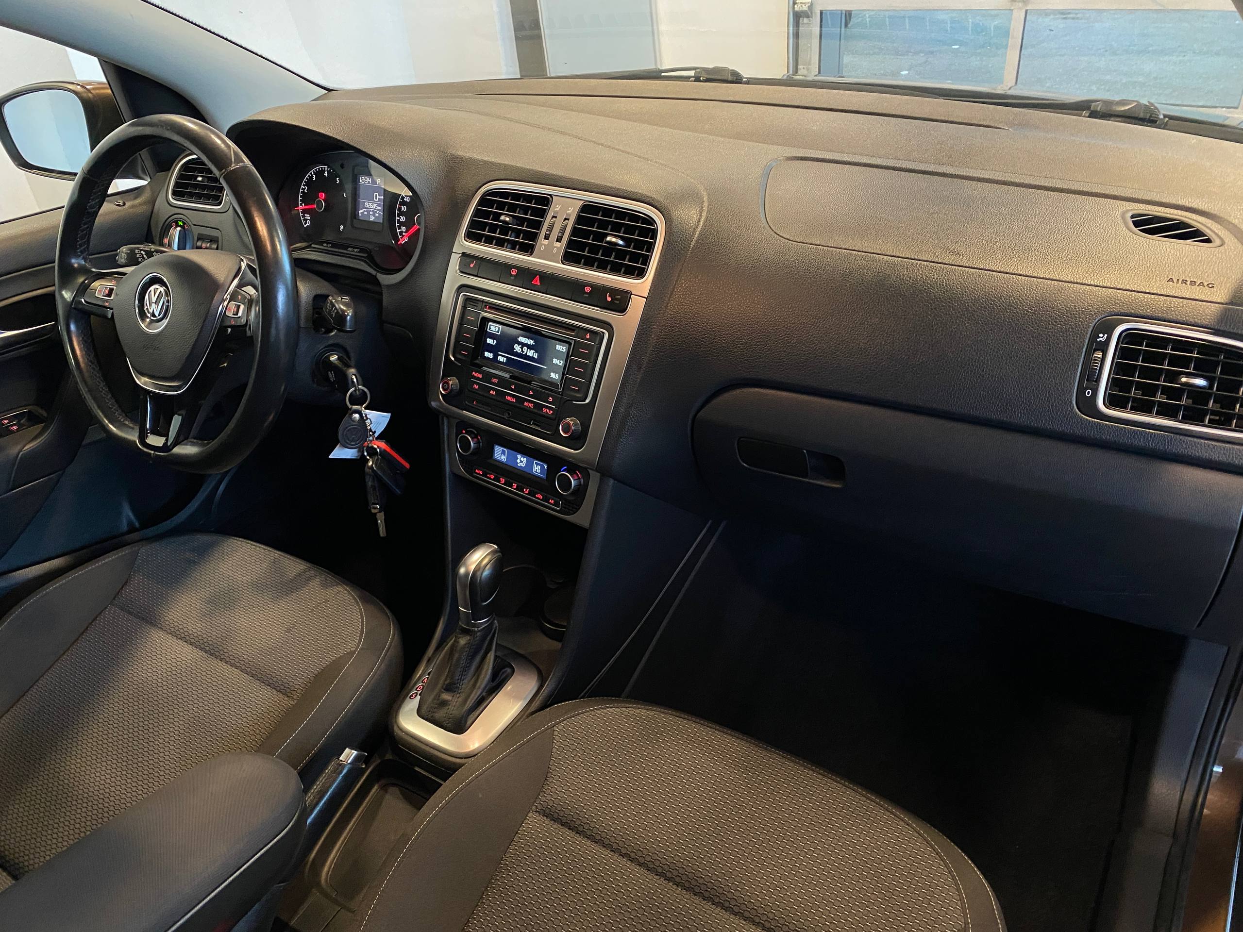 VOLKSWAGEN POLO