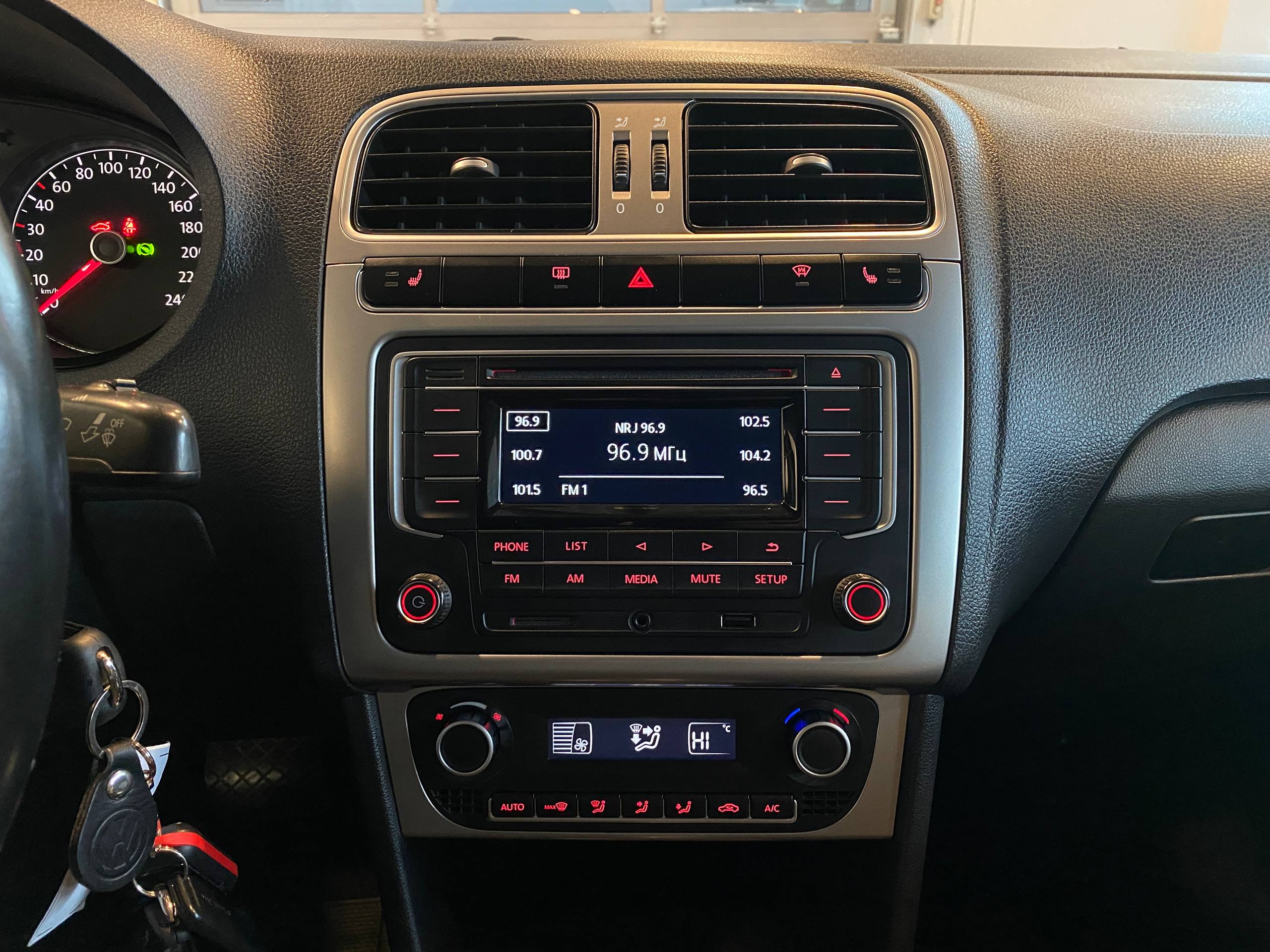 VOLKSWAGEN POLO