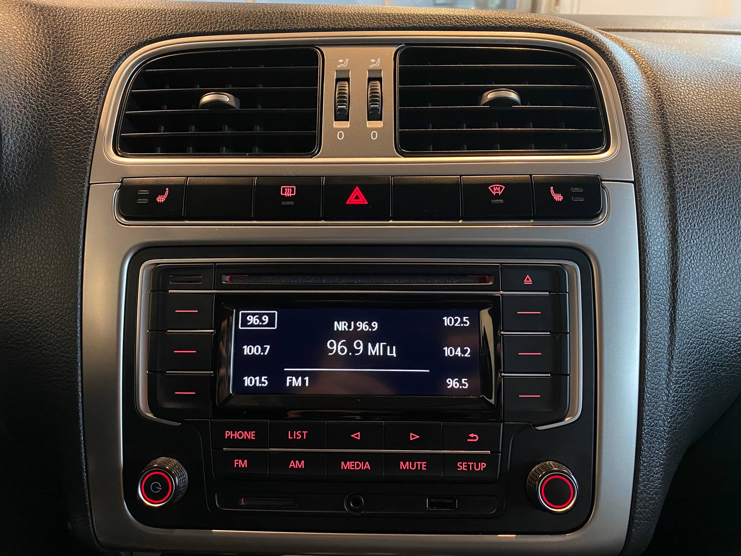 VOLKSWAGEN POLO