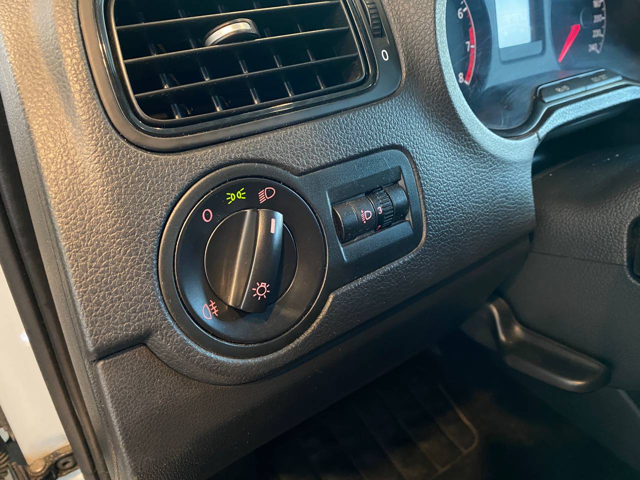 VOLKSWAGEN POLO