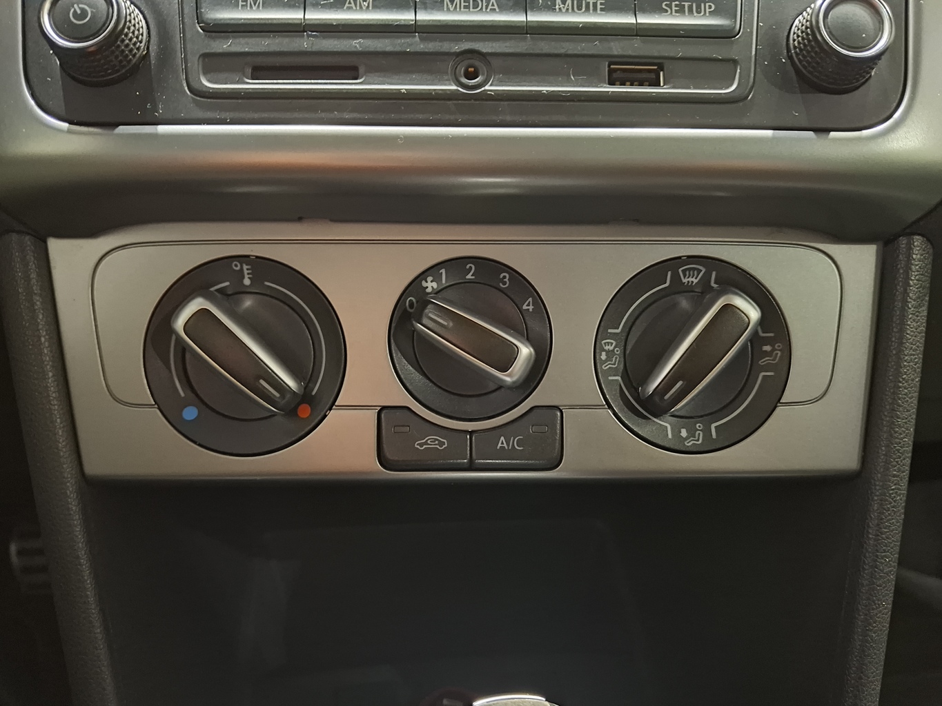 VOLKSWAGEN POLO