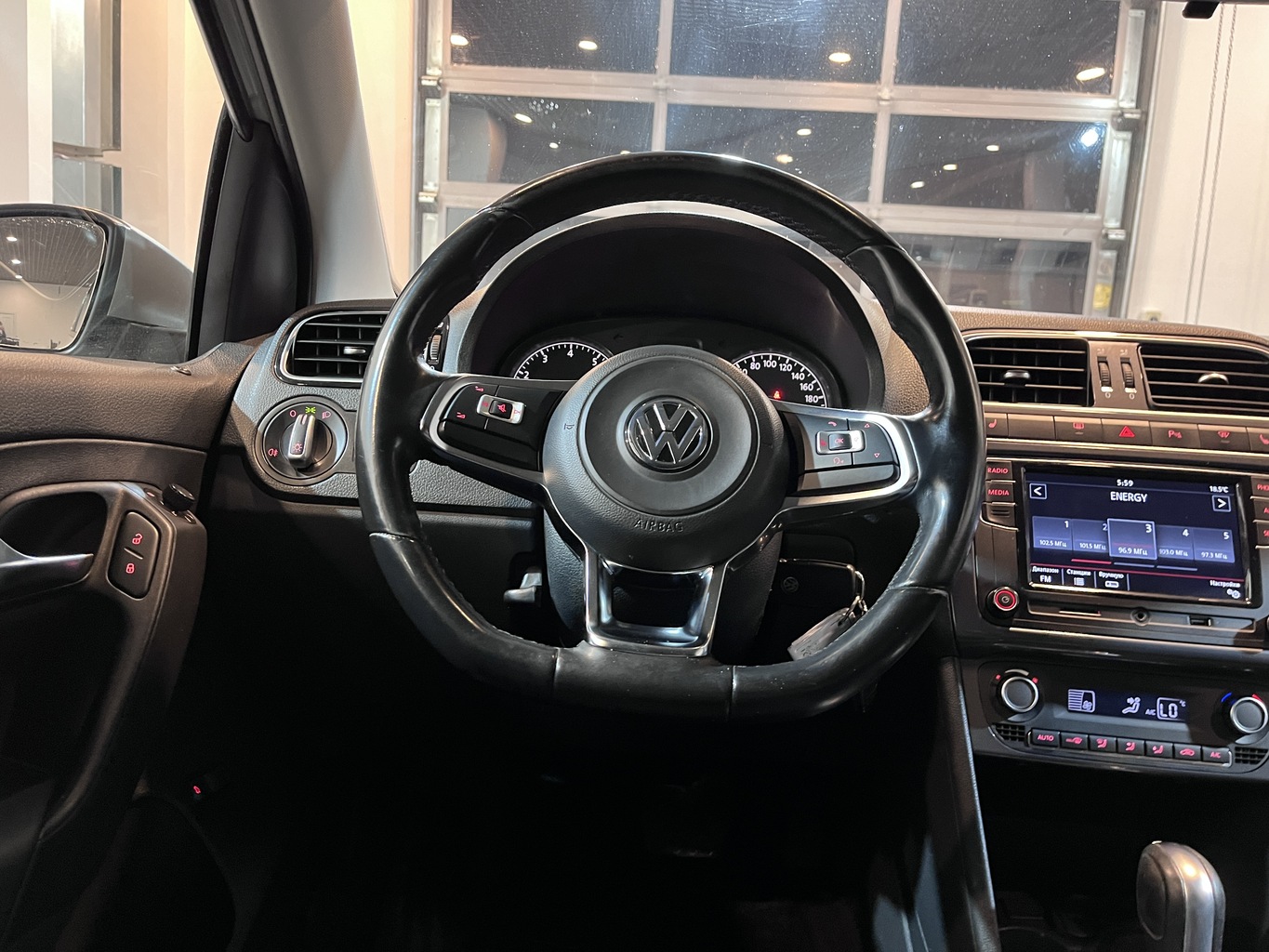 VOLKSWAGEN POLO