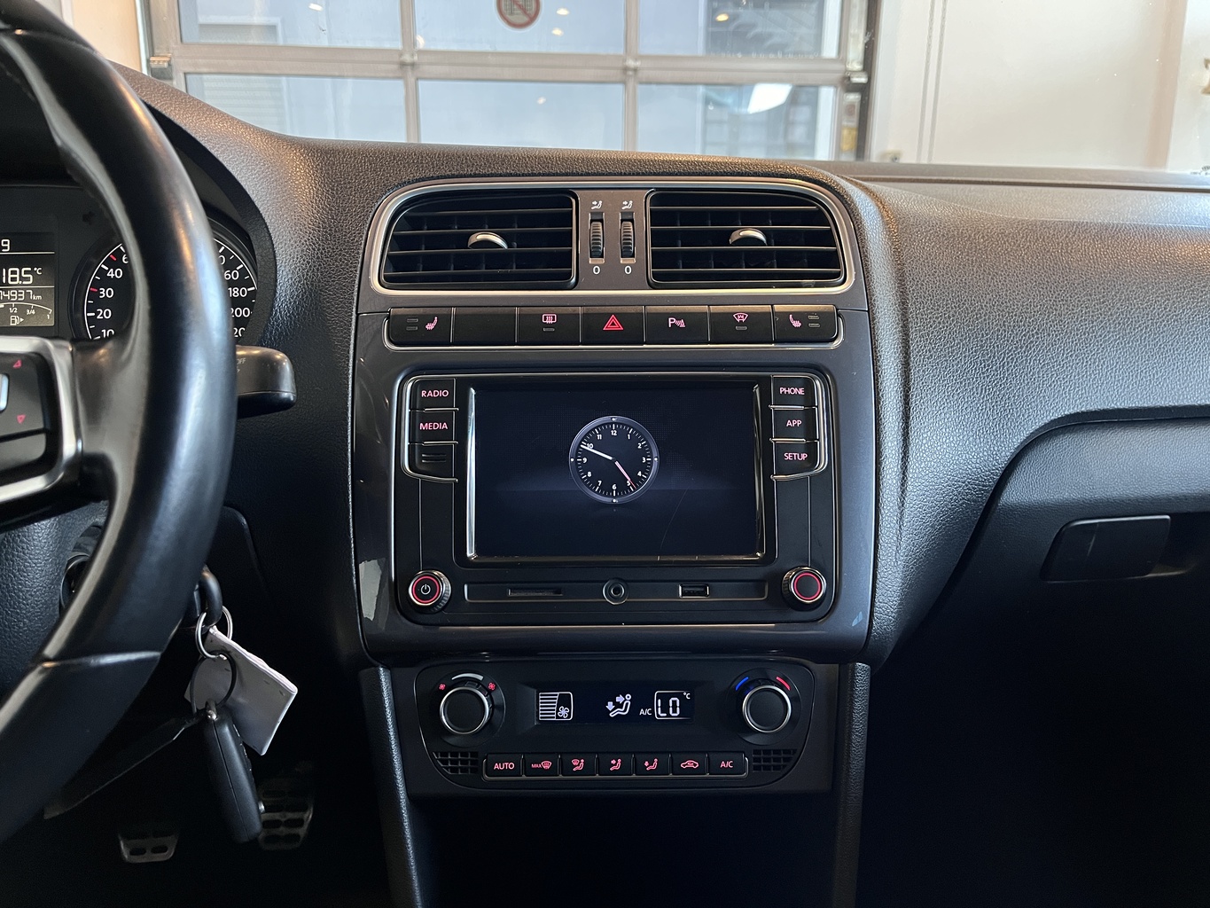 VOLKSWAGEN POLO
