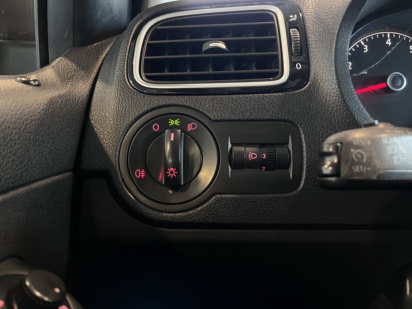 VOLKSWAGEN POLO