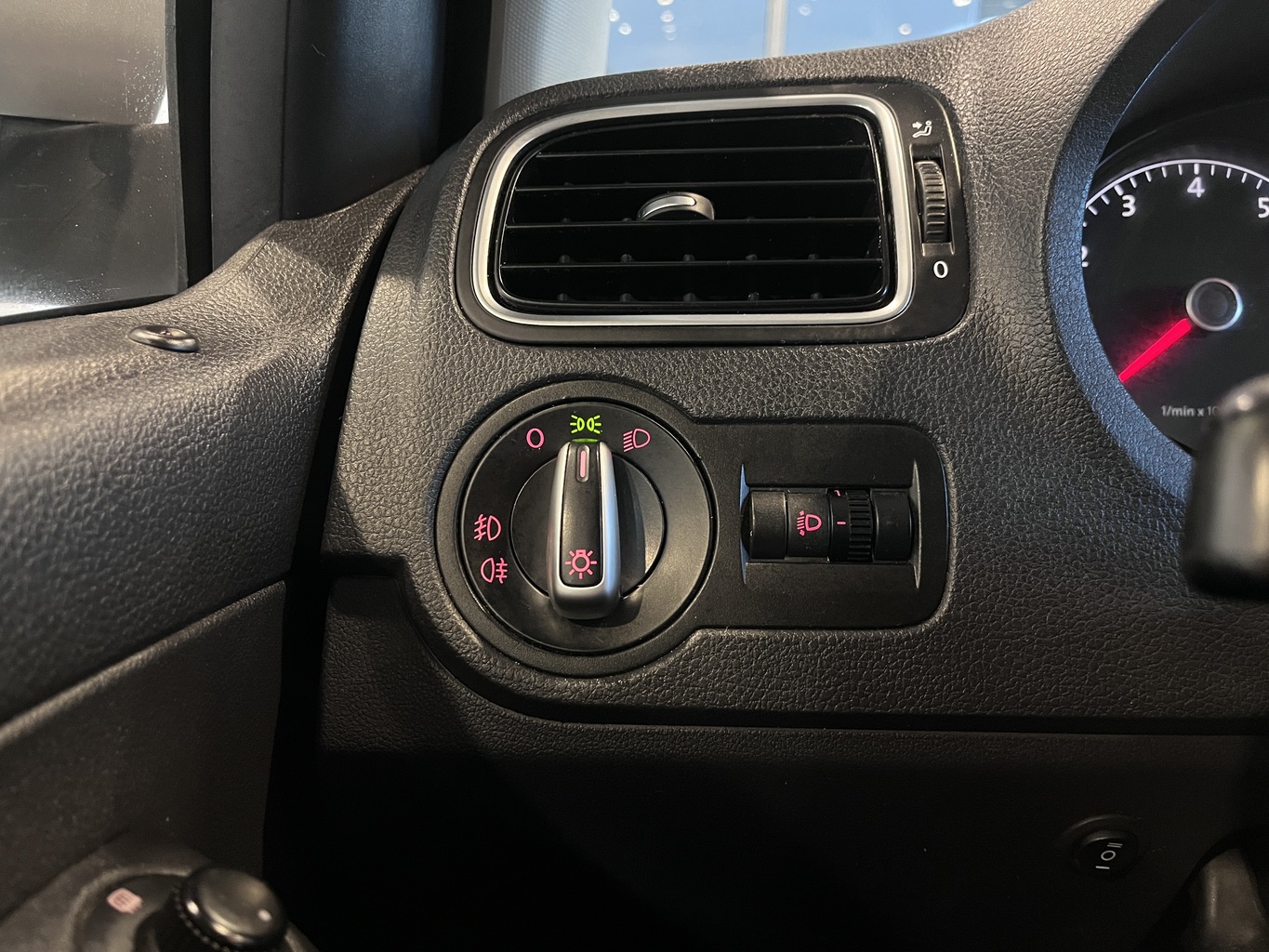 VOLKSWAGEN POLO