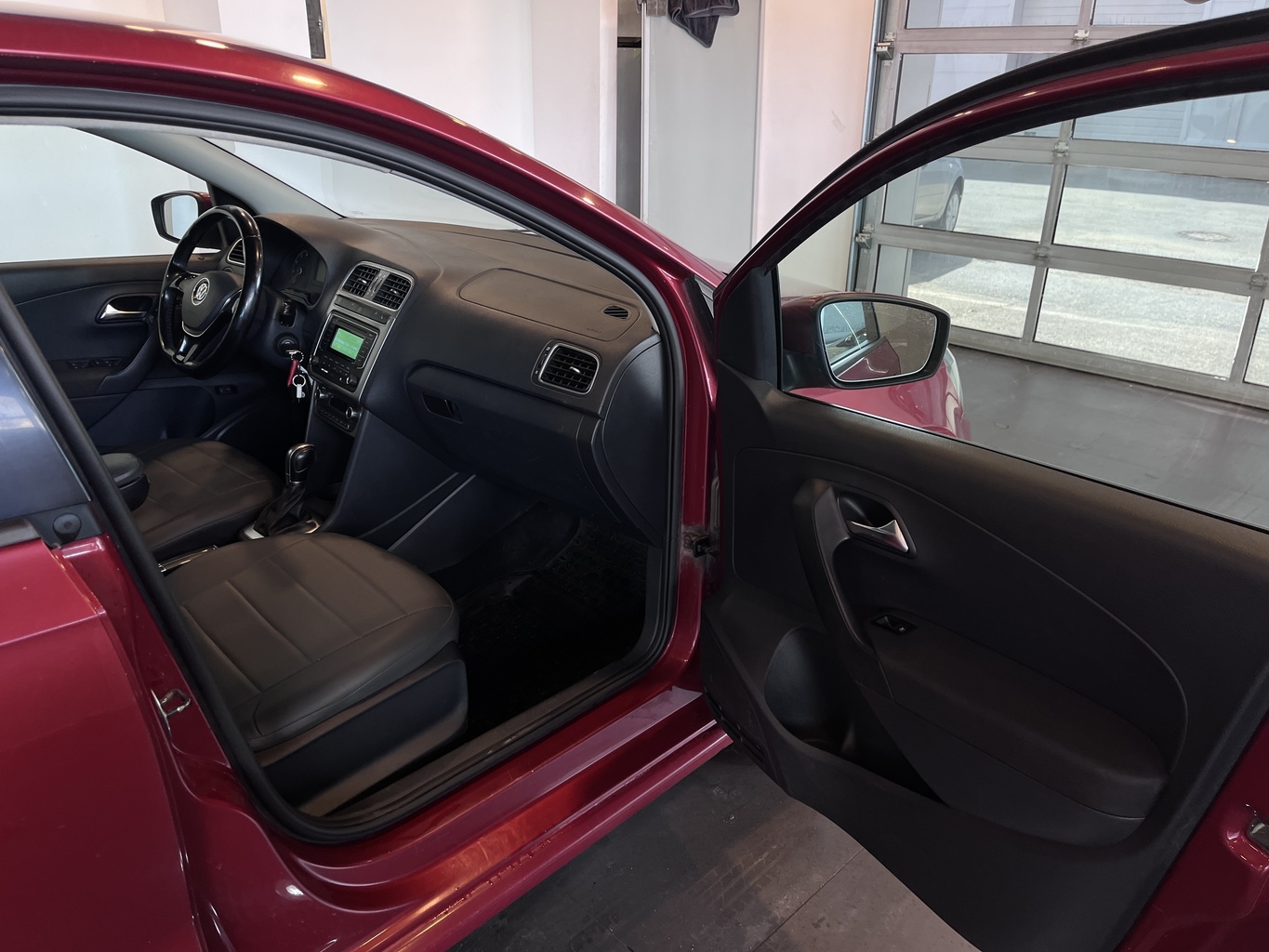VOLKSWAGEN POLO
