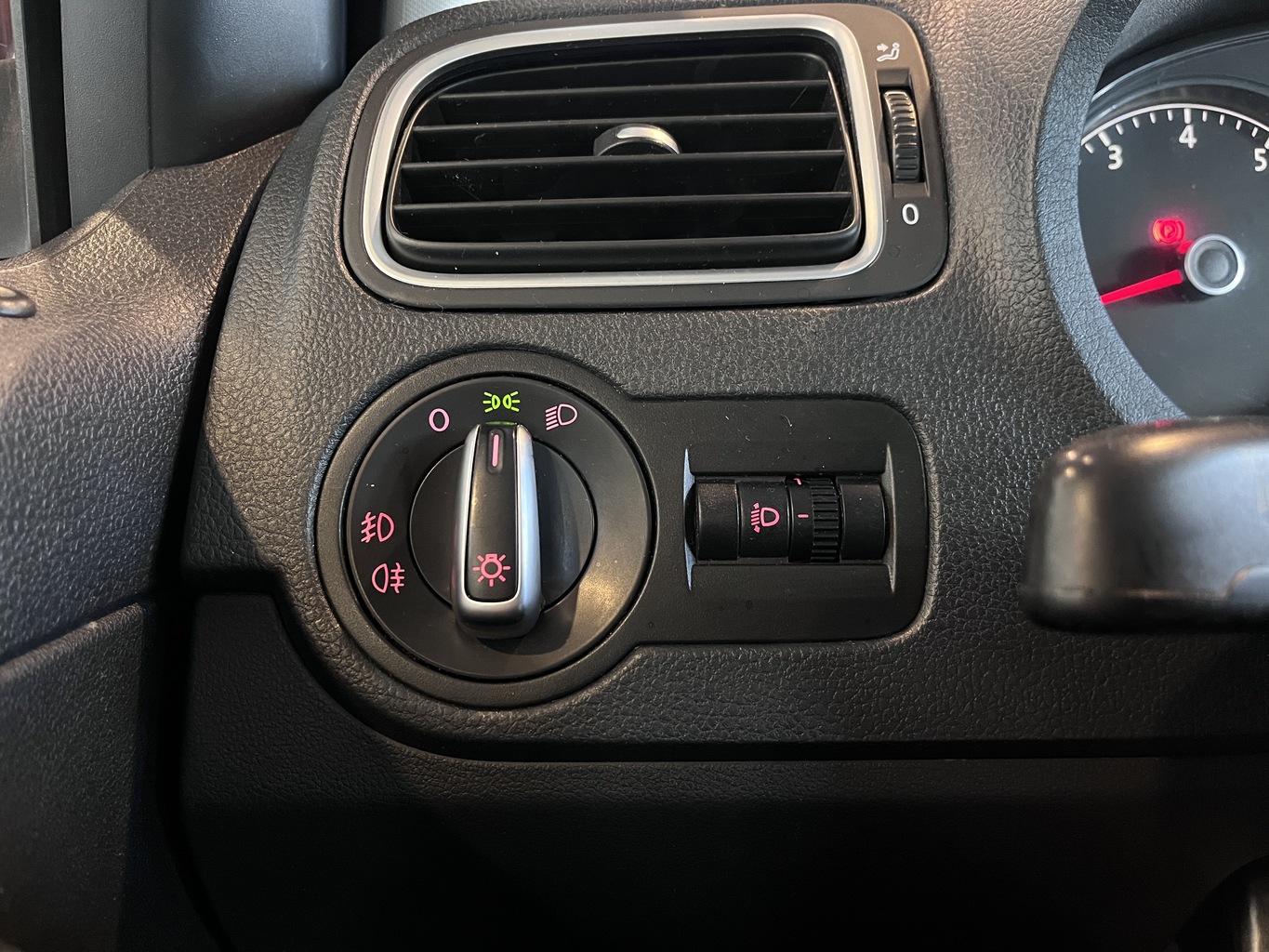 VOLKSWAGEN POLO